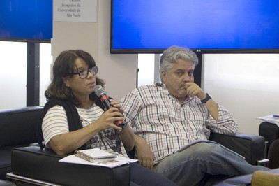 Luci Merhy Martins Braga faz perguntas ao expositor durante o debate