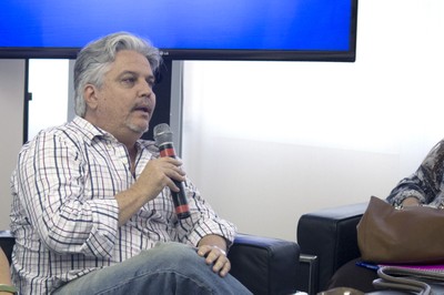André Munhoz de Argollo Ferrão faz perguntas ao expositor