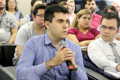 Hatylas Felype Zaneti de Azevedo  faz perguntas aos expositores durante o debate