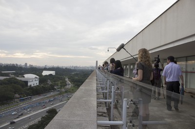 Grupo aprecia a vista do Ibirapuera a partir do MAC - Roteiro Científico-Cultural: A USP e a São Paulo Modernista - 18 de abril de 2015