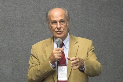 Luiz Bevilacqua durante sua apresentação no debate, O Futuro da Universidade