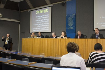 Naomar de Almeida Filho faz sua apresentação durante o debate O Futuro da Universidade - 24 de abril de 2015