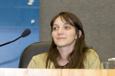 Apresentação da relatora crítica, Larissa Figueiredo - 27 de abril de 2015