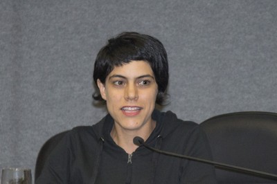 Relatora crítica Julia Buenaventura durante sua apresentação -  28 de abril de 2015