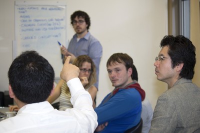 Participantes discutem a criação do MOOC