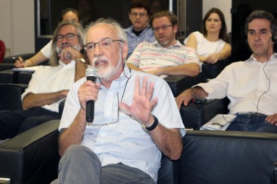 Marcos Barbosa de Oliveira faz perguntas durante o debate 