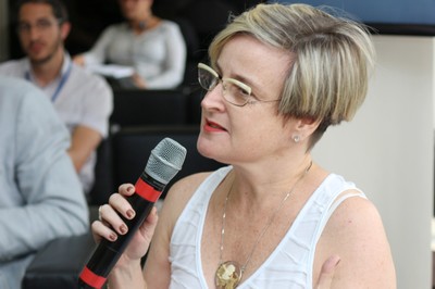 Maria Antonia Demasi faz perguntas  durante o debate