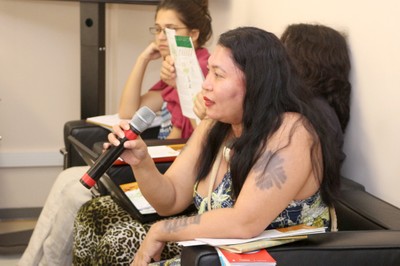 Márcia Murá faz perguntas durante o debate - (12/11/2015)