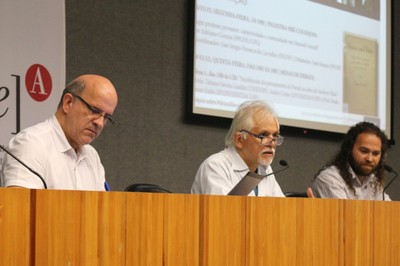 José Sérgio Fonseca de Carvalho abre o evento e apresenta o expositor, Adriano Correia e o debatedor, José Moura - (16/11/2015)