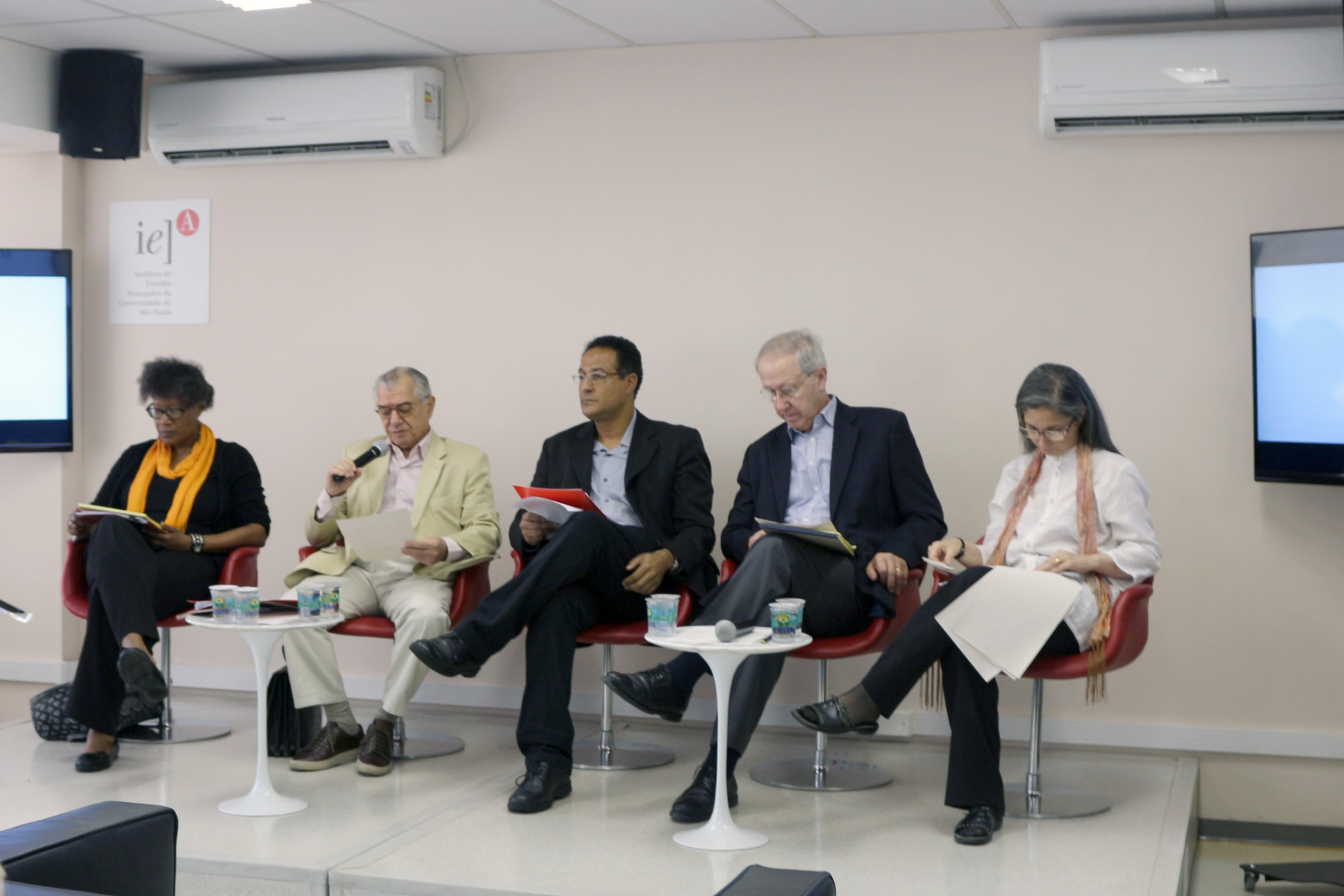 José Álvaro Moisés abre o evento e apresenta os expositores da primeira mesa - (03/12/2015)