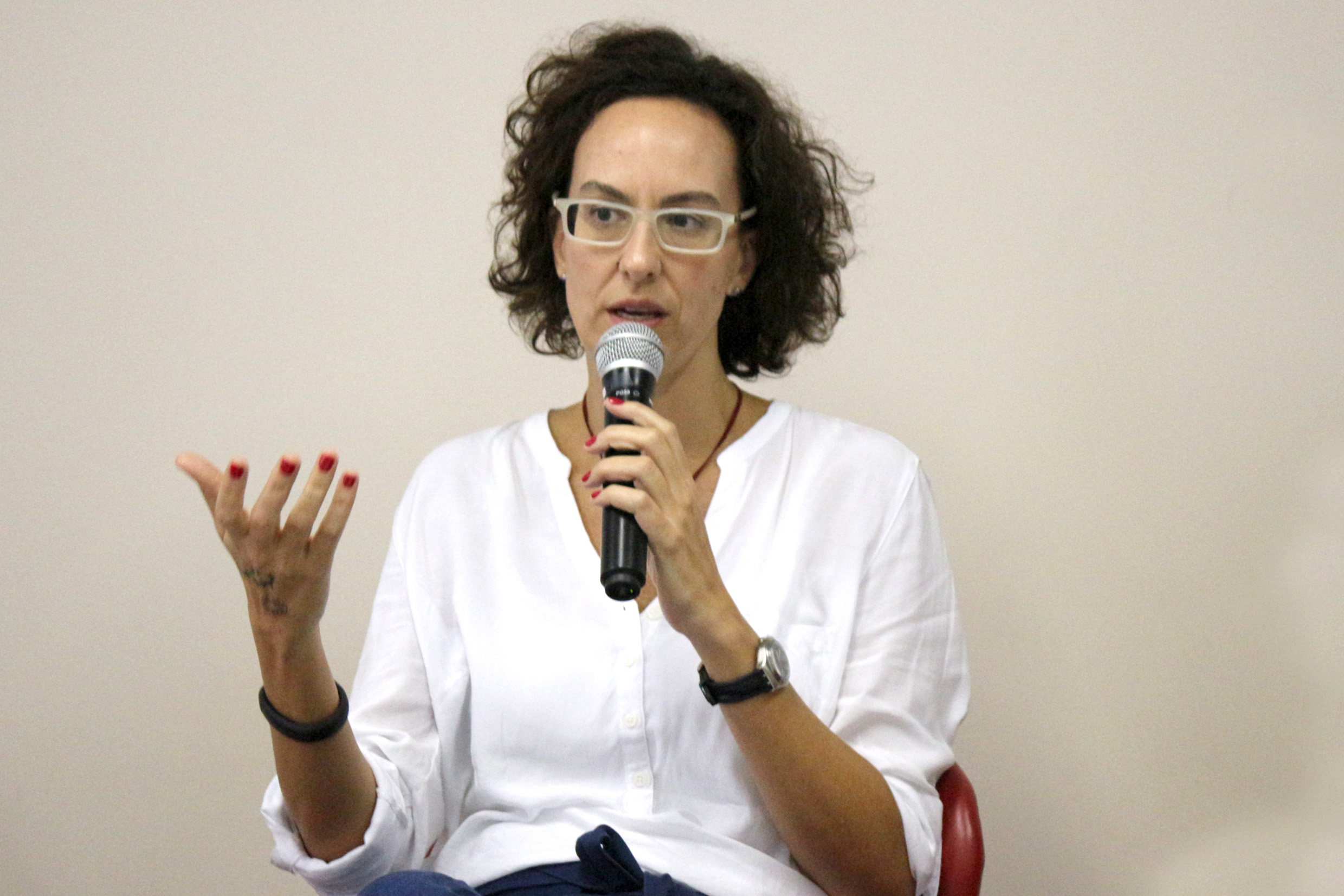 Luciana Groos Cunha responde as perguntas durante o debate - (03/12/2015 - tarde)