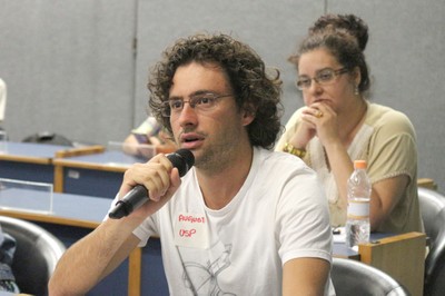 Augusto Veloso Leão faz perguntas durante o debate