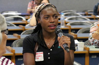 Josefina Bonsundy Nvumba faz perguntas ao expositor durante o debate