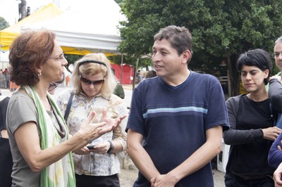 Sylvia Dantas fala com Rodrigo González, um dos coordenadores da feira da praça Kantuta