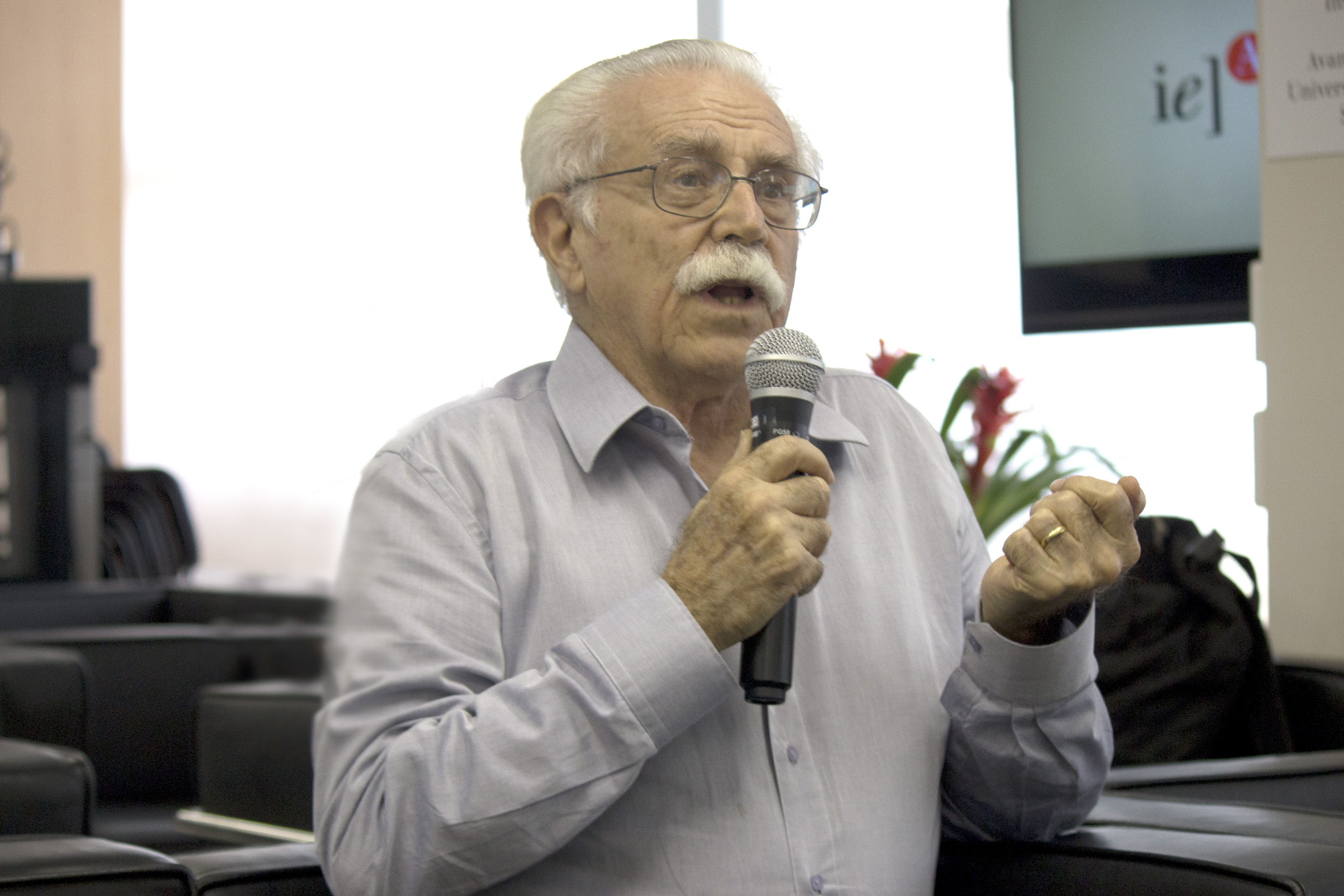 Carlos Alberto Barbosa Dantas faz perguntas durante a exposição