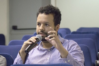 Leonardo Augusto de Vasconcelos Gomes faz perguntas durante o debate