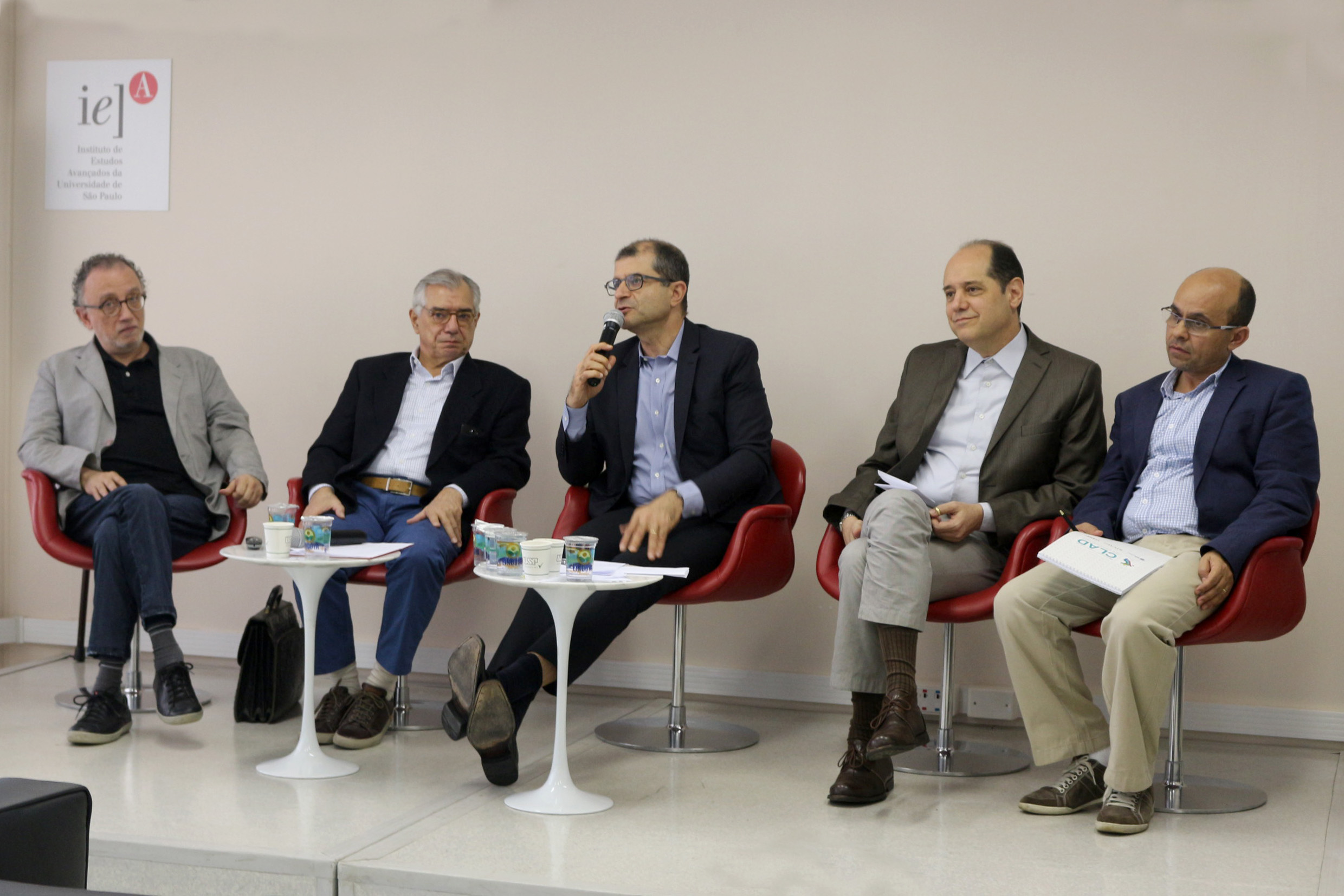 A partir da esquerda, Marco Aurélio Nogueira, José Álvaro Moisés, Ricardo Gandour, Eugenio Bucci e Marco Antonio Carvalho Teixeira