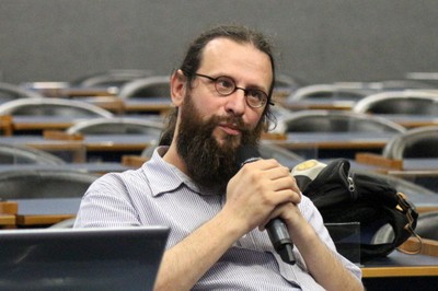 Alessandro Soares da SIlva faz perguntas aos expositores durante o debate
