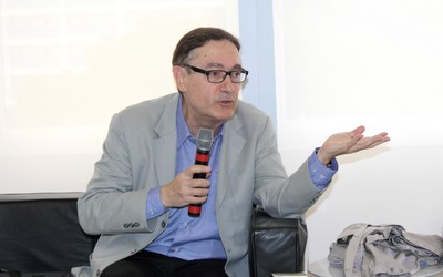 Alain Pagès fala durante o debate