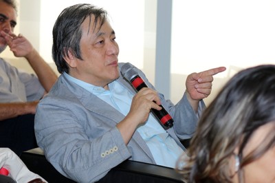 Takaharu Otsuka faz perguntas ao expositor