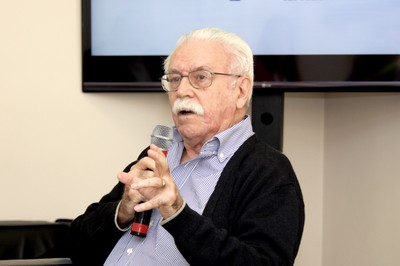 Carlos Alberto Barbosa Dantas fala durante o debate