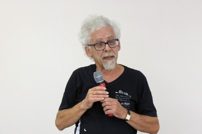 José Rubem de Alcântara Bonfim, faz perguntas aos expositores durante o debate