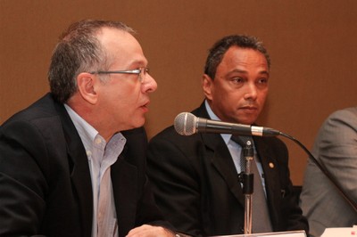 Joaquim José Martins Guilhoto apresenta o deputado Sibá Machado