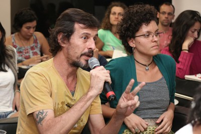 Participante do público faz perguntas durante ao debate