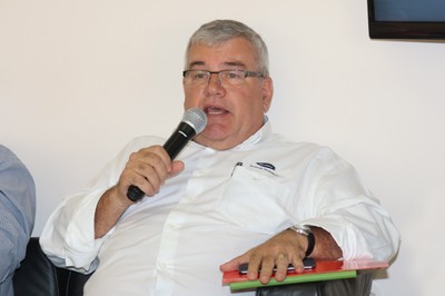 João Manoel Cordeiro Alves faz perguntas ao expositor