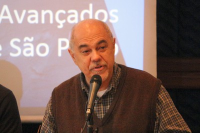 José Pedro de Oliveira Costa abre o evento e explica a dinâmica das apresentações