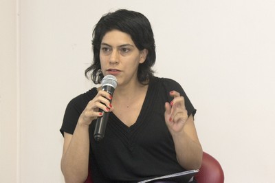 Julia Buenaventura apresenta o expositor