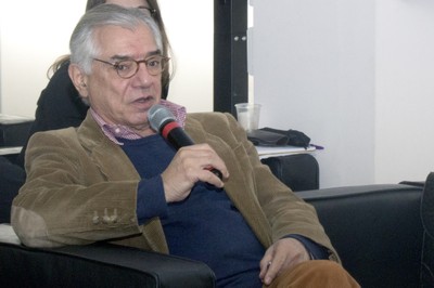 José Álvaro Moisés faz perguntas aos expositores