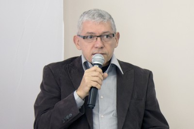 Celso Fonseca apresenta os expositores da segunda mesa