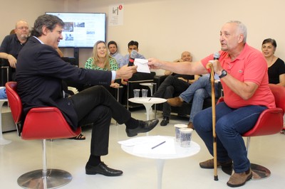 Paulo Saldiva entrega ao Prefeito Fernando Haddad, Carta Convite para o Conselho Consutivo do Programa Cidades Globais
