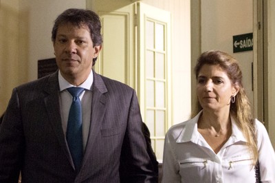 Fernando Haddad, prefeito de São Paulo, e esposa chegam ao evento