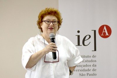 Manuela Carneiro da Cunha abre o evento e explica a dinâmica das apresentações - 28/04/2016