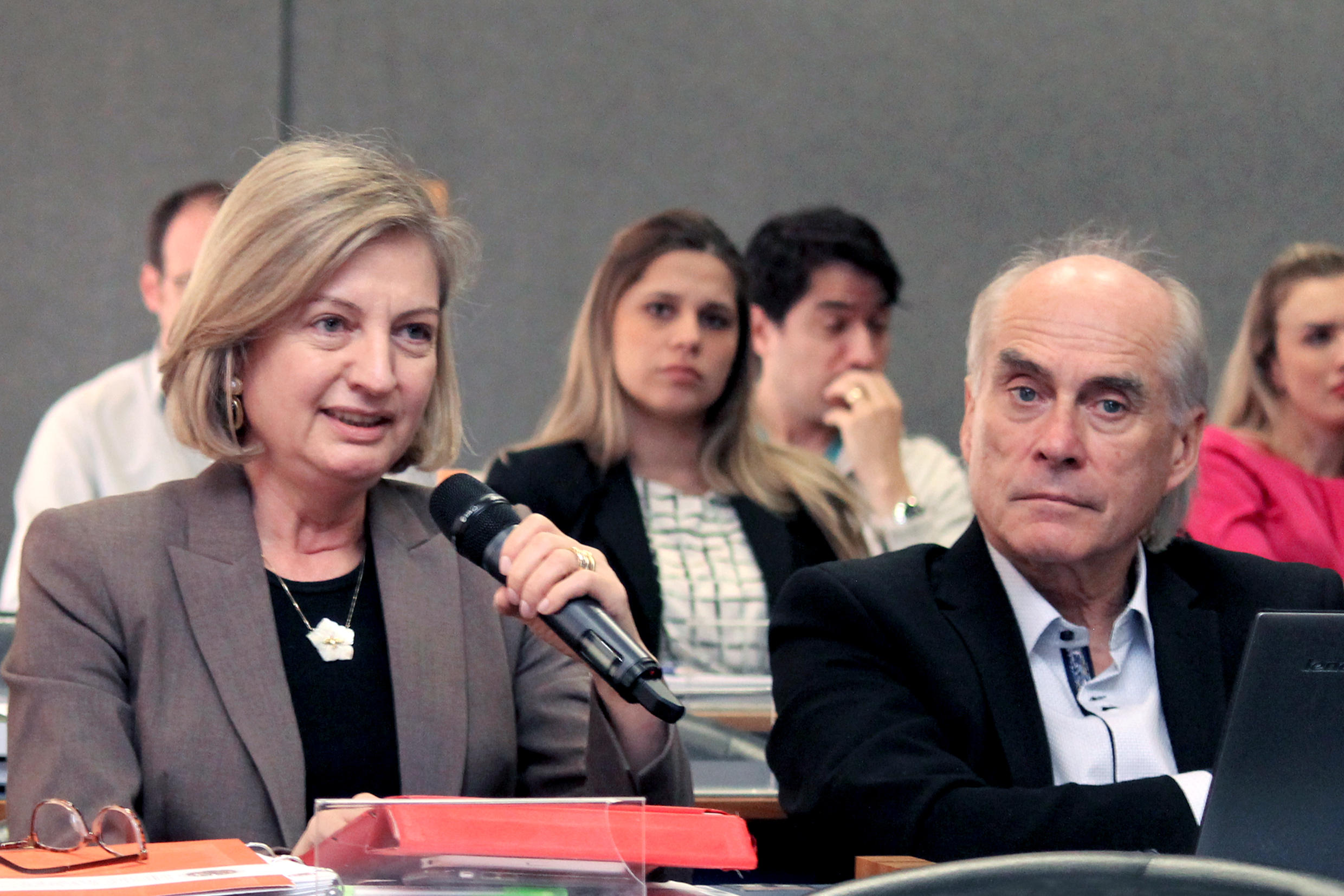 Paulina do Carmo Arruda Vieira Duarte fala durante o debate
