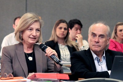 Paulina do Carmo Arruda Vieira Duarte fala durante o debate
