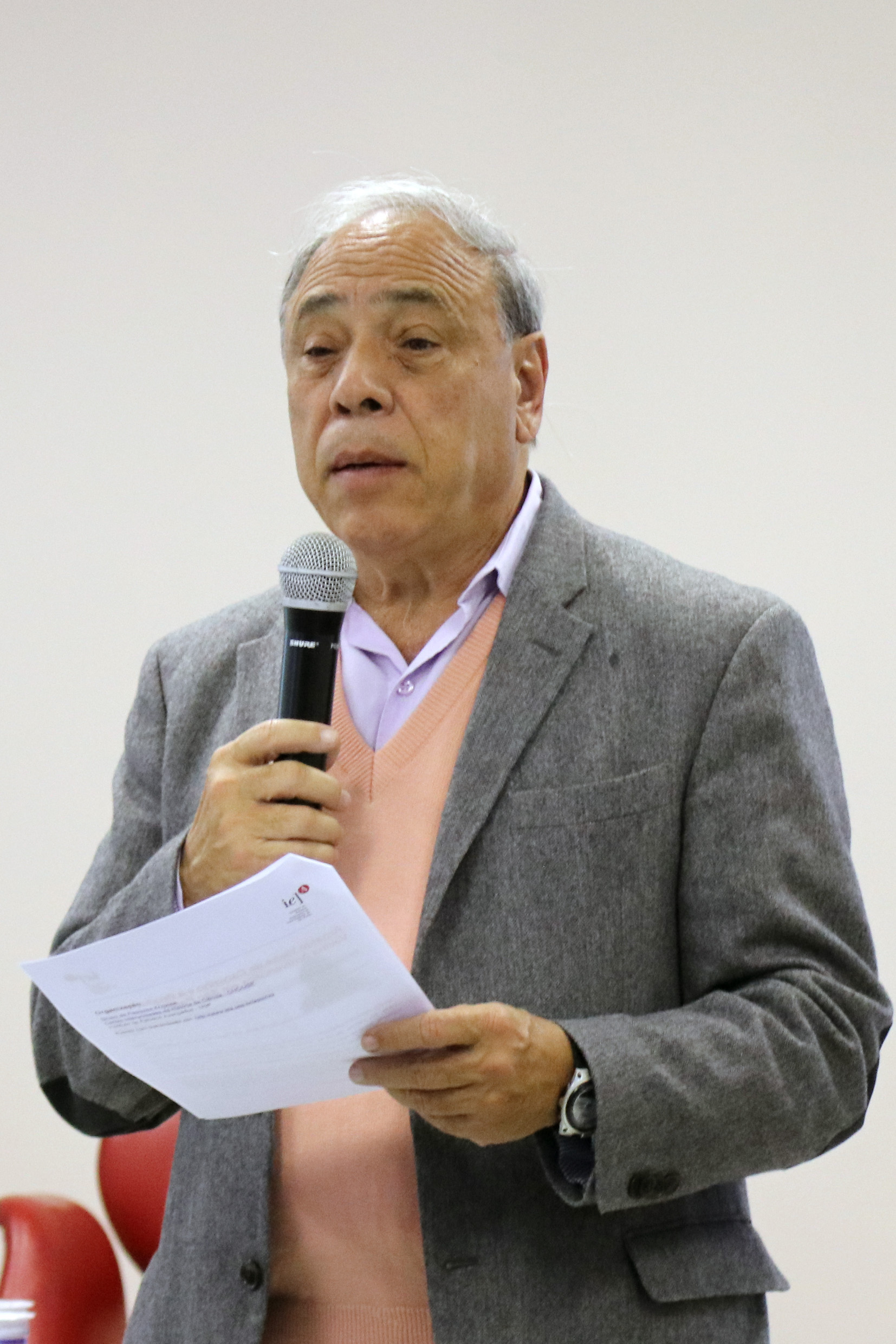 Gildo Magalhães dos Santos abre o evento e apresenta a expositora