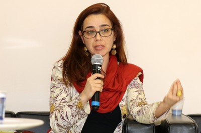 Alessandra Lopes Camargo faz perguntas as expositoras