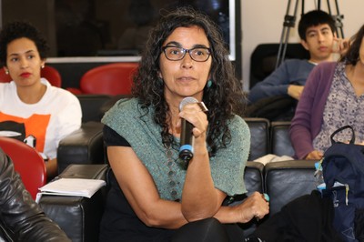 Participante do público fala durante o debate