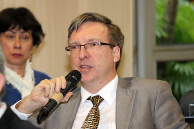Marcio Weichert fala durante o debate