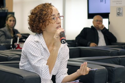 Suzana Cristina Lourenço faz perguntas aos expositores