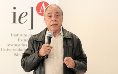 Gildo Magalhães dos Santos apresenta a expositora