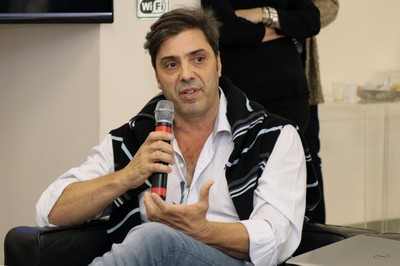Rodrigo Ferraz fala durante o debate