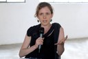 Josie Berezin Lafer faz perguntas durante o debate
