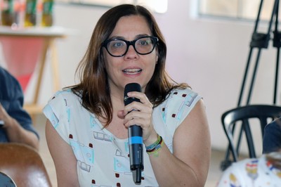 Sílivia Freire Dias faz perguntas ao expositor