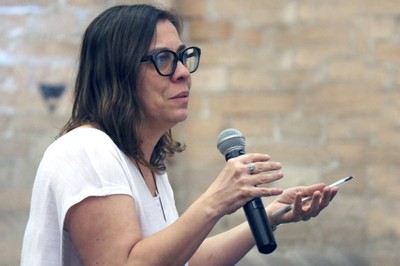 Sílivia Freire Dias faz perguntas durante o debate