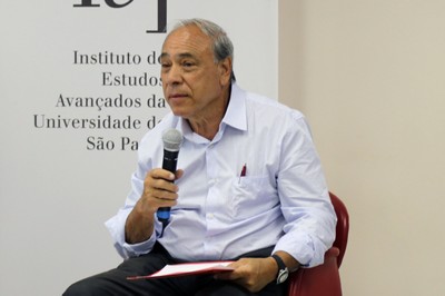 Gildo Magalhães dos Santos Filho abre o evento e apresenta o expositor