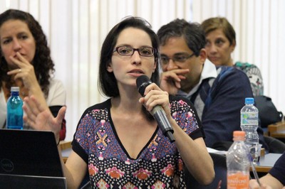 Amanda Silveira Carbone faz perguntas durante o debate - 25/04/2017